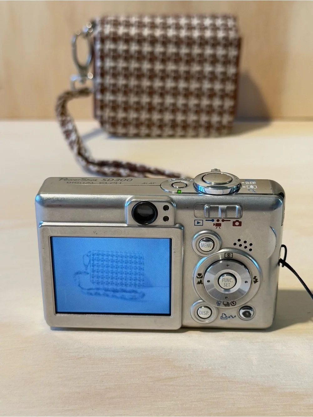 Canon PowerShot SD300 Digital Elph 4MP Camera Tested Good w/Charg-Bat-Card Read!